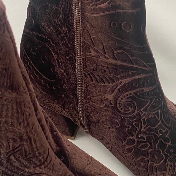 Brown velvet ankle boot Size 9 EUC Funky - Picture 5 of 14